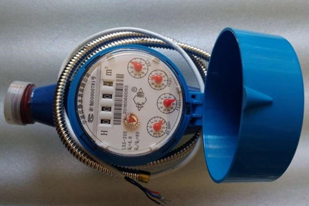 無(wú)線遠(yuǎn)傳水表是如何進(jìn)行數(shù)據(jù)采集傳輸?shù)模?/></p><p>　　當(dāng)水流入水表后，會(huì)沿著葉輪盒底部進(jìn)水孔進(jìn)入到計(jì)量機(jī)構(gòu)，水流會(huì)推動(dòng)葉輪旋轉(zhuǎn)，然后由葉輪盒上部出水孔的位置流出，正常情況下，葉輪轉(zhuǎn)速和水的流量是成正比的，葉輪轉(zhuǎn)動(dòng)的時(shí)候，就能夠通過(guò)齒輪傳遞給指示機(jī)構(gòu)，并記錄出流經(jīng)水表的水總量。記錄的用水量數(shù)據(jù)會(huì)通過(guò)無(wú)線網(wǎng)絡(luò)技術(shù)和后臺(tái)數(shù)據(jù)管理中心聯(lián)通，來(lái)實(shí)現(xiàn)遠(yuǎn)程抄表、網(wǎng)絡(luò)充值、遠(yuǎn)程控制和故障檢測(cè)。</p><p>　　<strong>水表的數(shù)據(jù)如何采集傳輸?</strong></p><p>　　水表是通過(guò)給計(jì)量基表安裝加傳發(fā)訊模塊，這樣就后臺(tái)就能夠接收無(wú)線抄表主機(jī)發(fā)出的抄表指令，由無(wú)線通訊模塊能夠?qū)⑺砩厦娴挠盟?/p><p>　　數(shù)據(jù)上傳到服務(wù)器，以便供水公司進(jìn)行抄表和計(jì)算水費(fèi)。</p><p>　　無(wú)線遠(yuǎn)程水表的安裝是非常簡(jiǎn)單容易的，其中，一根總線可以連接同一幢樓內(nèi)全部住戶的水表，可以大大節(jié)省施工費(fèi)用。其中數(shù)據(jù)采集器不參與底層數(shù)據(jù)的采集，僅僅作為通訊功能使用，計(jì)量不受外界影響。</p><p style=